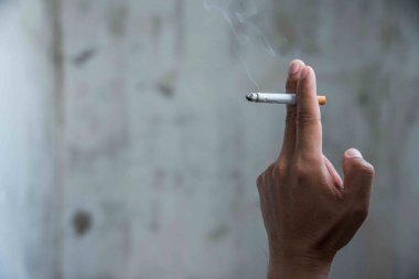 Erkek eli sigara tutarken yakın durun..