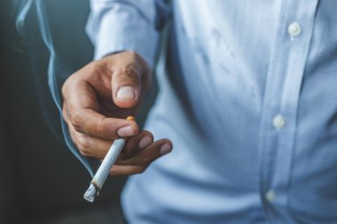 Erkek eli sigara tutarken yakın durun..