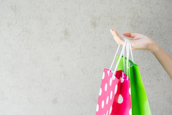 Close Mão Mulher Segurando Sacos Compras — Fotografia de Stock