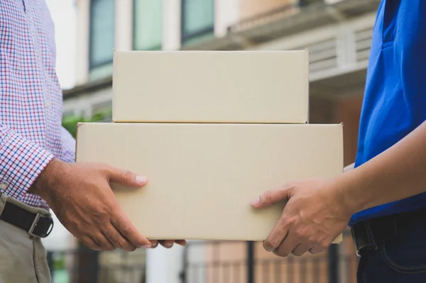 Mano Que Acepta Una Entrega Cajas Del Repartidor —  Fotos de Stock