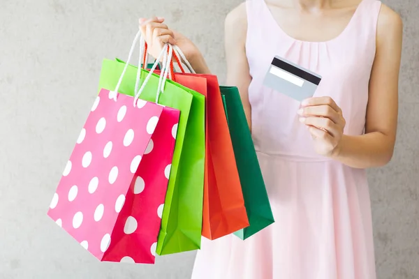 Close Mão Mulher Segurando Sacos Compras Cartão Crédito — Fotografia de Stock