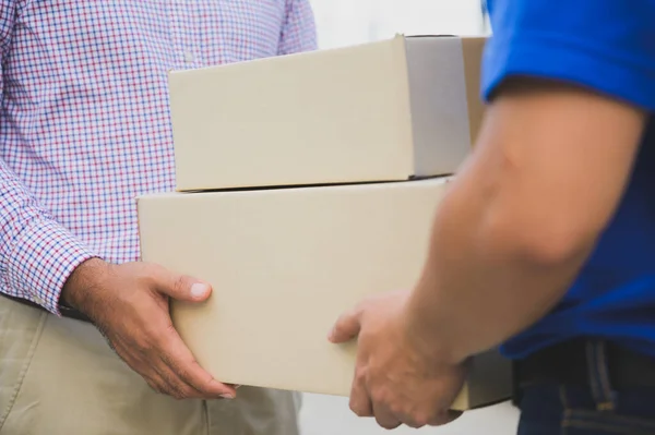 Mano Que Acepta Una Entrega Cajas Del Repartidor — Foto de Stock