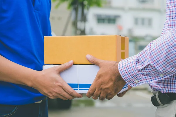 Mano Que Acepta Una Entrega Cajas Del Repartidor —  Fotos de Stock