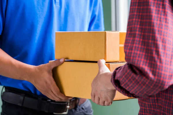 Mano Que Acepta Una Entrega Cajas Del Repartidor — Foto de Stock