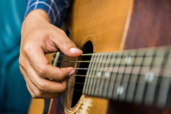 Close Jovem Tocando Guitarra — Fotografia de Stock
