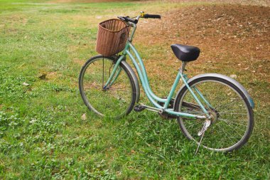 Parkta güzel bir klasik bisiklet
