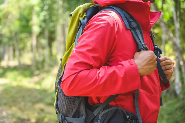 Hipster Caminhantes Usam Capas Chuva Vermelhas Mochilas Verdes Viajam Para — Fotografia de Stock