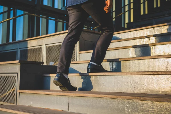 Empresários Subindo Escadas Com Pano Fundo Para Metrópole Finanças Aplicação — Fotografia de Stock