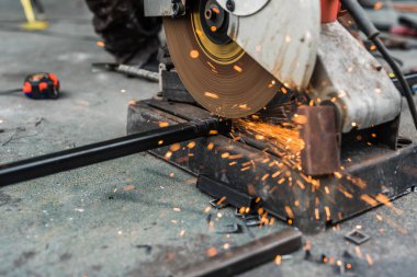 Çelik kesen makineler kullanarak işçiyi kapat