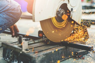 Çelik kesen makineler kullanarak işçiyi kapat