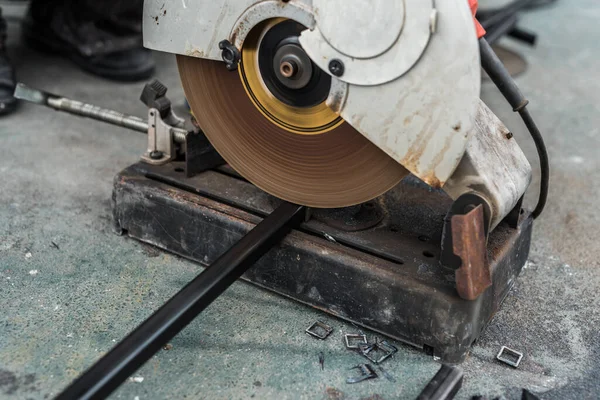 Worker Man Using Machine Cutting Steel — Stock Photo, Image