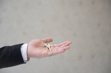 Dükkanı kapat ve evin anahtarını tut..