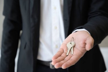 Dükkanı kapat ve evin anahtarını tut..