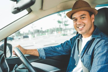 Asyalı erkekler dikkatli sürüyorlar. Ve bu yolculukta mutlu bir şekilde gülümse