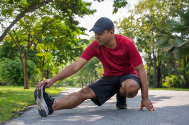 Genç fitness koşucusu sağlıklı yaşam tarzı ve spor kavramlarından önce geriniyor.
