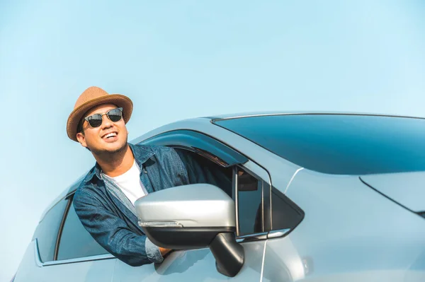 Joven Guapo Asiático Hombre Conducir Coche Viajar Vacaciones Tiempo Con — Foto de Stock