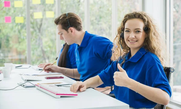 Opérateur Soutien Clientèle Féminin Montrant Pouces Travail Équipe Affaires Livraison — Photo