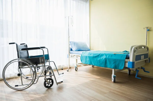Rolstoel Patiëntenbed Ziekenhuiskamer Achtergrond Met Comfortabele Medische Apparatuur Een Ziekenhuis — Stockfoto