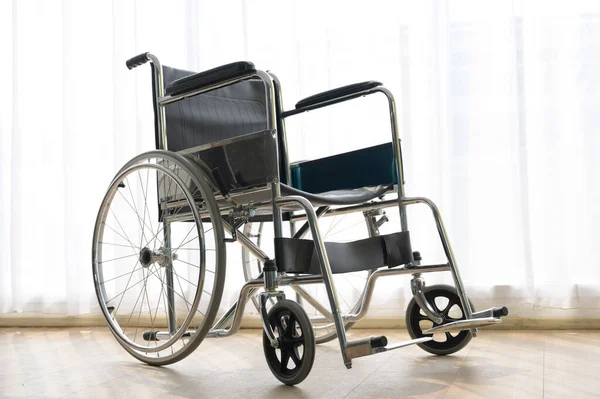Pyörätuoli Sairaalahuoneen Taustalla Mukavat Lääketieteelliset Laitteet Sairaalassa — kuvapankkivalokuva