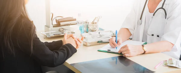 Senior Vrouwelijke Arts Ontmoet Patiënt Bespreken Het Maken Van Notities — Stockfoto