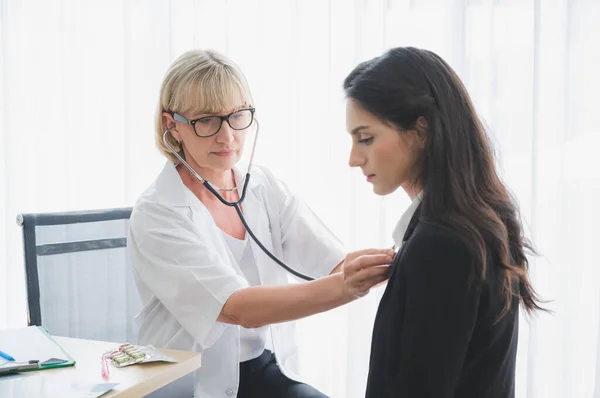 Senior Vrouwelijke Arts Met Stethoscoop Luisteren Naar Patiënten Hartslag Het — Stockfoto
