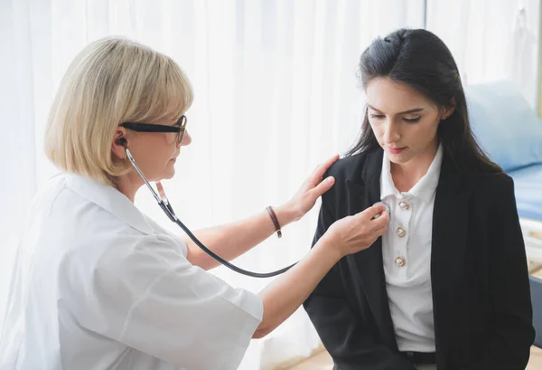 Senior Vrouwelijke Arts Met Stethoscoop Luisteren Naar Patiënten Hartslag Het — Stockfoto