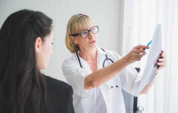 Senior Female Doctor Pointing Ray Film Discussing Consultation Symptom Problem — Stock Photo, Image