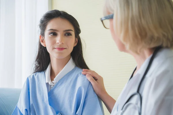 Arts Zorgt Voor Vrouwelijke Patiënt Terwijl Zit Het Bed — Stockfoto