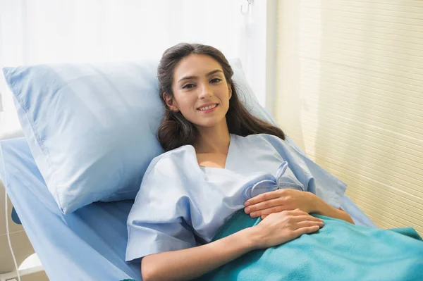 Gelukkige Jonge Vrouwelijke Patiënt Lag Het Bed Verzekerings Gezondheidsconcept — Stockfoto