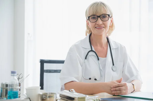 Portrait Elderly Doctor Woman Sitting Desk Hospital — Stock Photo, Image