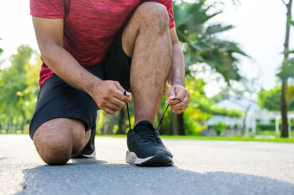 Běžící Muž Váže Tkaničky Fitness Sport Zdravý Životní Styl Koncept — Stock fotografie