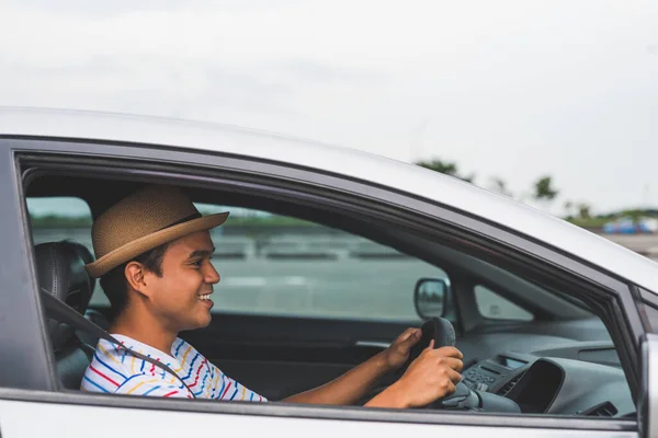 Joven Guapo Asiático Hombre Conducir Coche Viajar — Foto de Stock