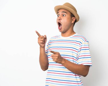 Genç yakışıklı Asyalı adam boş alana bakıyor..