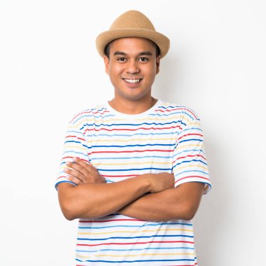 Genç yakışıklı Asyalı adam kollarını kavuşturdu.