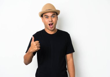 Asyalı adam mutlu, beyaz arka planda kutluyor..