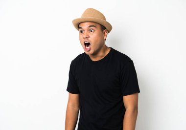 Genç yakışıklı Asyalı adam boş alana bakıyor..