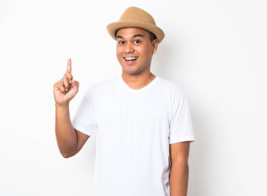 Asyalı adam mutlu, beyaz arka planda kutluyor..