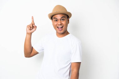 Asyalı adam mutlu, beyaz arka planda kutluyor..