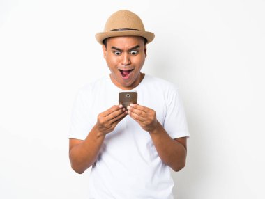 Genç adam akıllı telefona baktığında sinirleniyor..