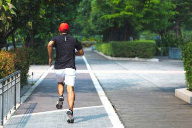Şehir merkezinde fotokopi alanı olan bir adam koşuyor. Spor, spor, yaşam tarzı konsepti.
