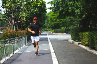 Şehir merkezinde fotokopi alanı olan bir adam koşuyor. Spor, spor, yaşam tarzı konsepti.