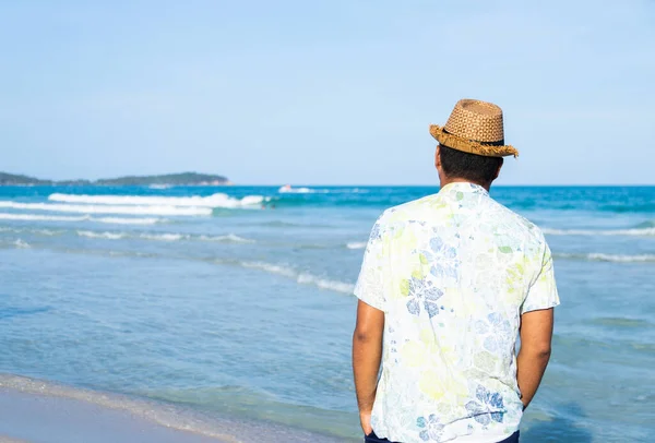 Feliz Joven Asiático Hombre Playa Tropical —  Fotos de Stock