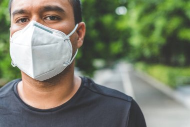 Sokakta maske takan bir adam. Virüse karşı koruma