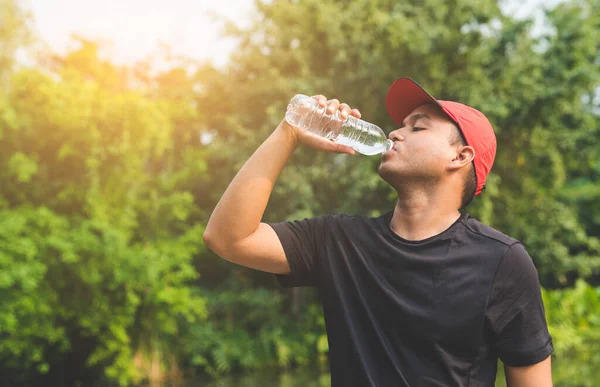 Jovem Fitness Homem Corredor Beber Garrafa Água — Fotografia de Stock