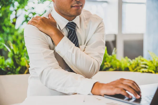 Affärsman Har Ont Nacken Ont Axlarna När Han Vaknar Med — Stockfoto