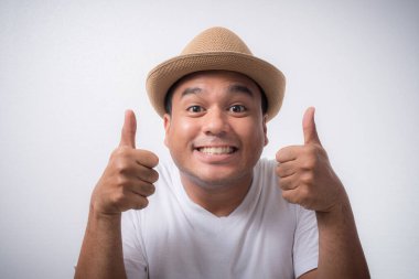 Şapkalı genç Asyalı adam şoka girdi ve şaşırdı.