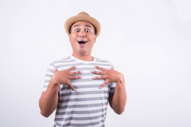 Asyalı genç adamın şok olmuş yüzü