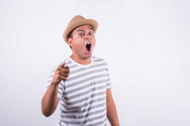 Asyalı kızgın bir adamın yüzü.