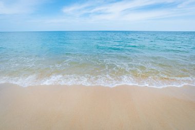 Güzel sahil ve mavi gökyüzü