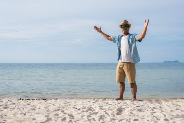 Tropikal sahilde mutlu genç adam